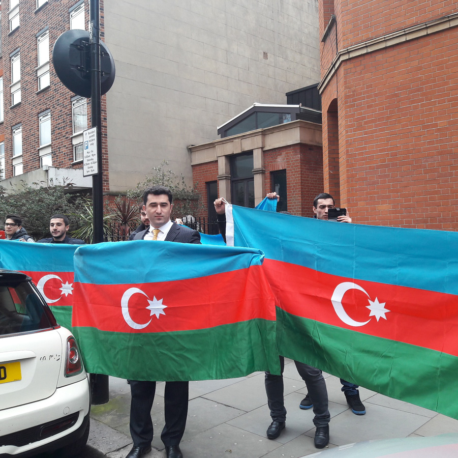 Азербайджанцы  провели акцию протеста в Лондоне