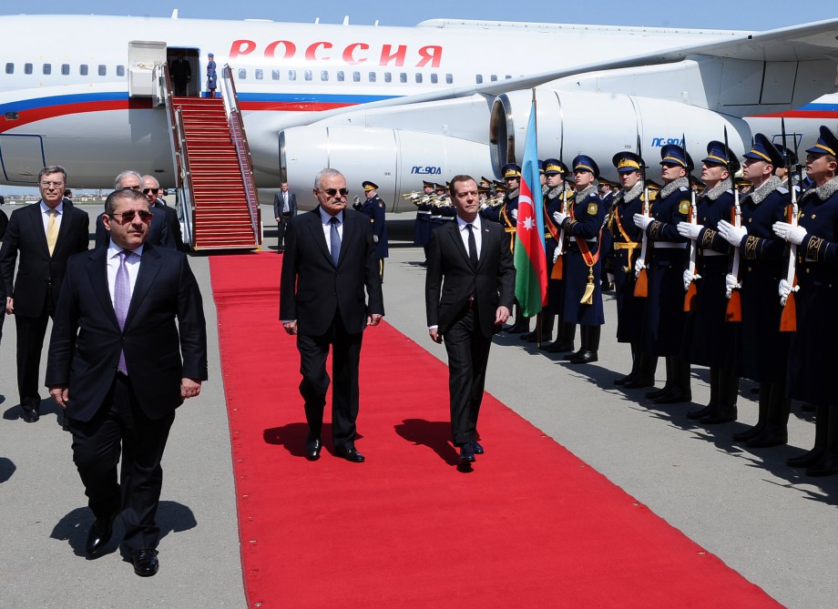 Russian PM lands in Baku to hold talks (PHOTO)