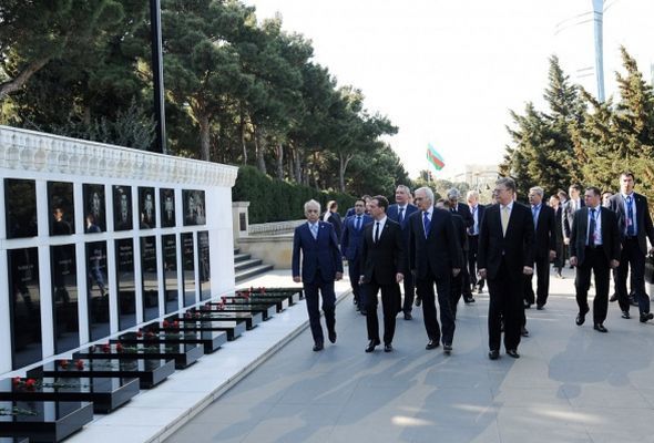 Medvedev Şəhidlər xiyabanını ziyarət etdi - Fotolar