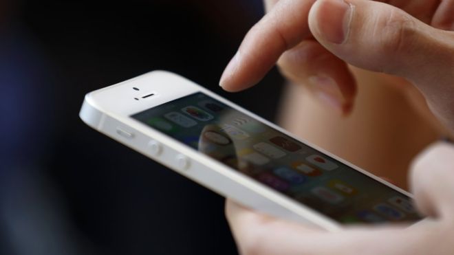 US pushes Apple for access to iPhones in criminal cases