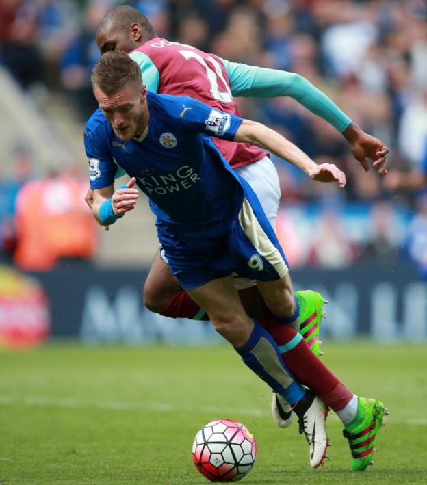 Alan Shearer and Ian Wright on referee Jon Moss in Leicester draw