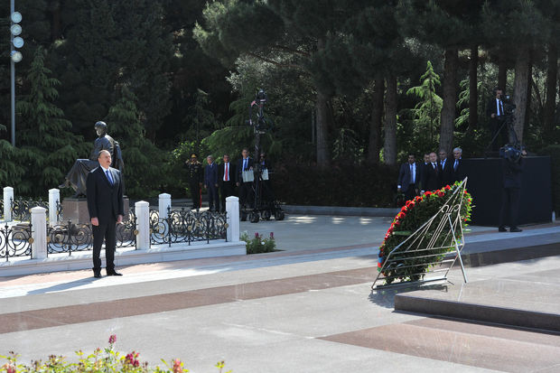 Президент возложил цветы к могиле Гейдара Алиева