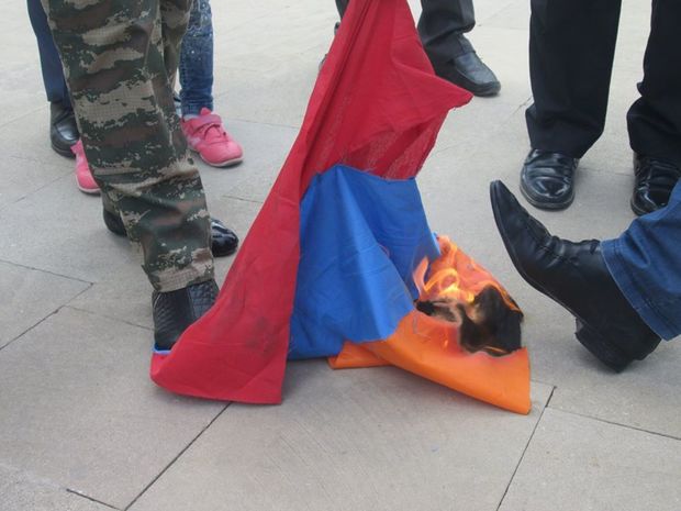 В Баку сожгли армянский флаг