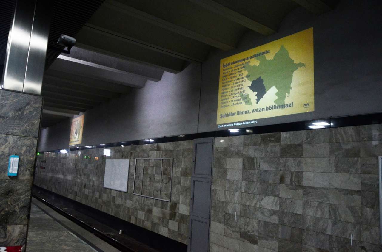 Metro stansiyalarında vətənpərvərliyi əks etdirən afişalar quraşdırıldı