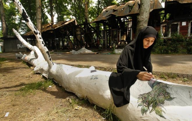 Fallen plane tree becomes symbol of protest in Kashmir