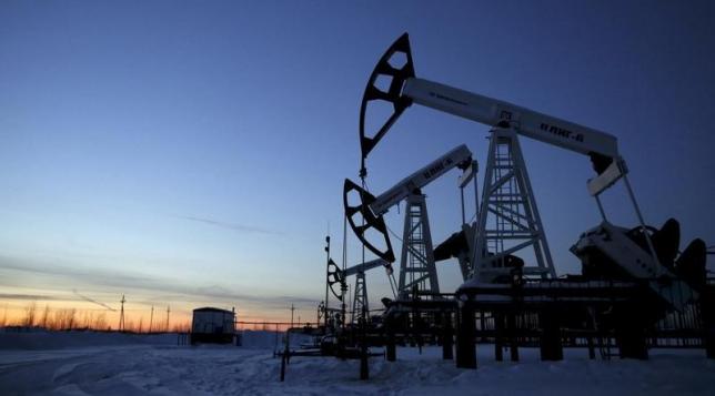 Oil prices fall as dollar gains, but possible stock drawdown supports