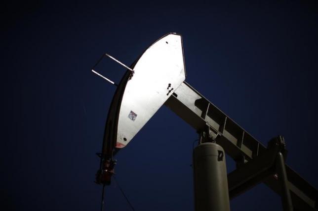 U.S. oil prices rise on start of summer driving season