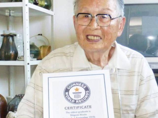 96 yaşlı kişi dünyanın ən qoca məzunu adını qazandı