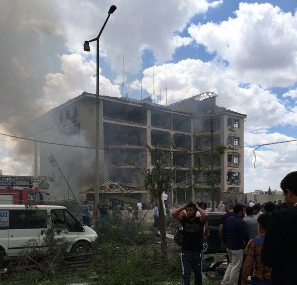 Türkiyədə polis bölməsinə bomba yüklü maşınla hücum  - 2 ölü, 23 yaralı - YENİLƏNİB