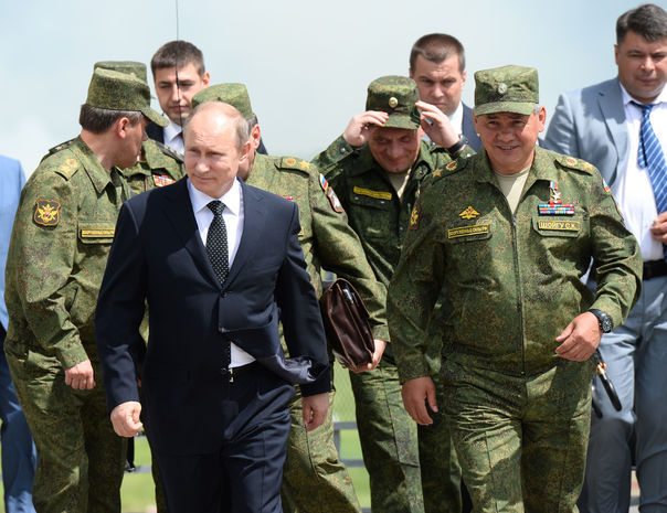 Putin Rusiya ordusunu yoxlayır