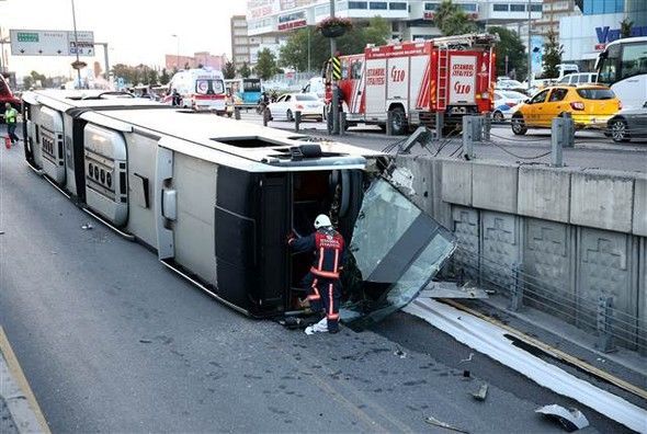 İstanbulda metrobus aşdı: 10 nəfər yaralandı - FOTO