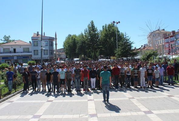 Türkiyədə yerli sakinlər və suriyalı qaçqınlar arasında dava - VİDEO