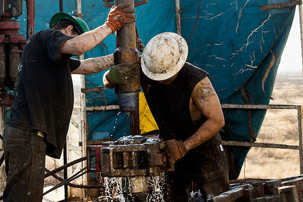 Texas neftinin qiyməti 42 dollara düşdü
