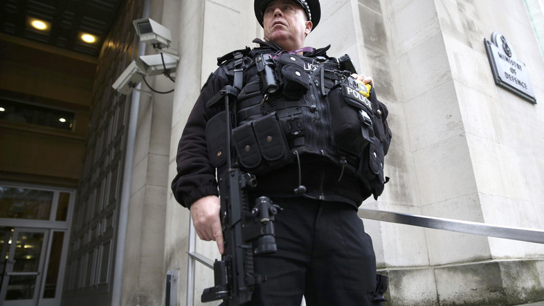 ​Londonda silahlı şəxs insanlara hücum edib: 1 ölü, 5 yaralı