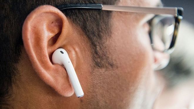 iPhone 7, Airpods and courage: the internet reacts