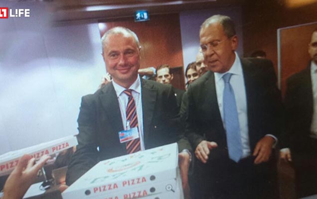 Lavrov jurnalistlərə pizza və araq payladı - VIDEO / FOTO