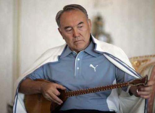 Nazarbayev dombıra çaldı – VİDEO