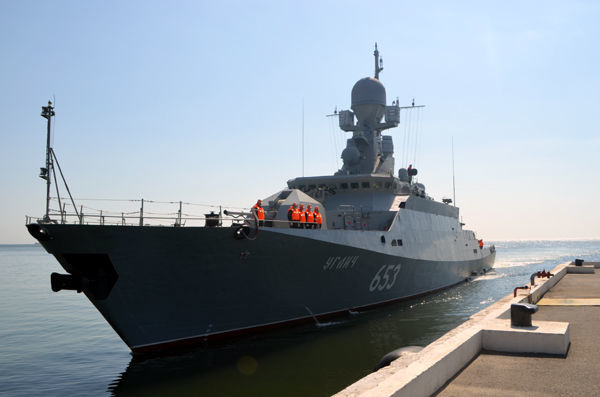 Российский военный корабль в Баку