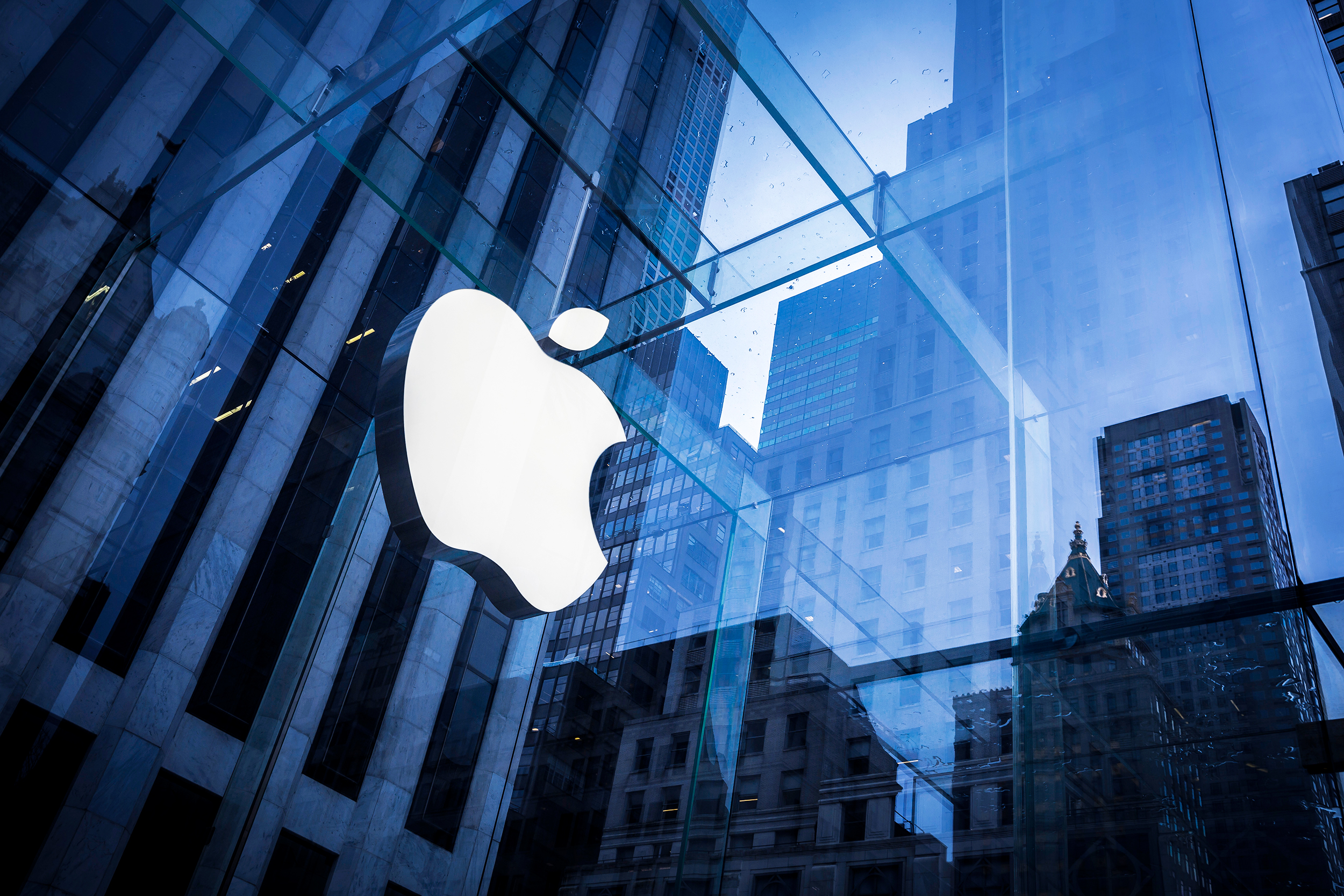 “Apple”də qalmaqal: 4 əməkdaş işdən çıxarıldı