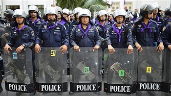 Thai police hunt man who says will shoot king's critics