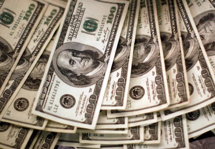 Dollar strengthens as election seen swinging toward Clinton