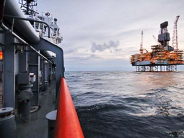 SOCAR commissions new oil well in Caspian Sea