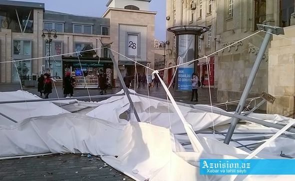 Külək Bakıda bayram çadırını uçurtdu – FOTOLAR