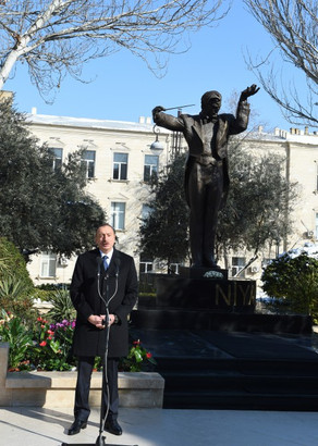 Президент на открытии памятника Ниязи