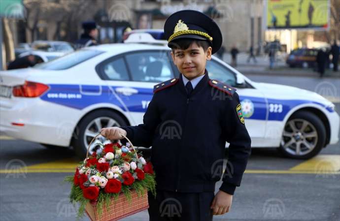 Azərbaycan polisindən qadınlara sürpriz - FOTOLAR