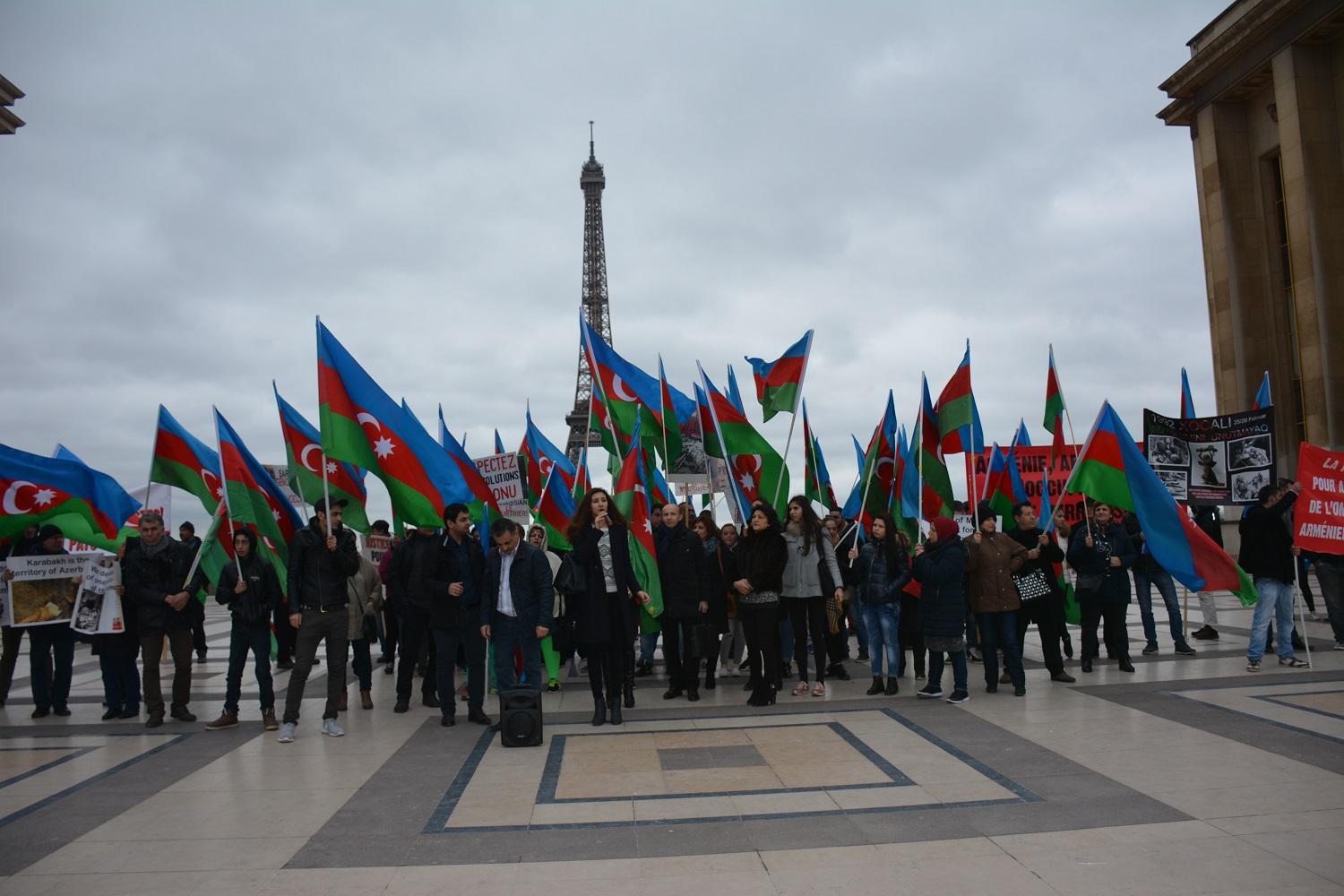 Parisdə yaşayan azərbaycanlılar: Fransada Sarkisyan kimi qatillərə yer olmamalıdır  - FOTO