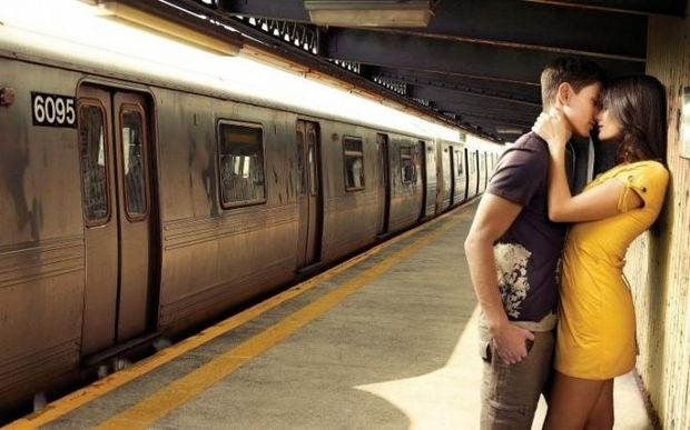 Bakıda gənclərin metroda öpüşməsi “Facebook”da gündəm oldu