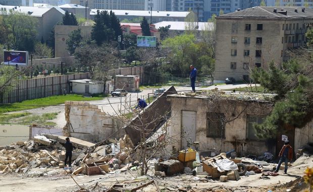 Yasamalda tikinti dayandırılan ərazidən texnika çıxarıldı – FOTO 