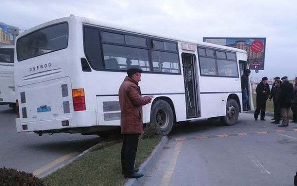 Bakıda məktəblinin başı avtobusun qapıları arasında qaldı