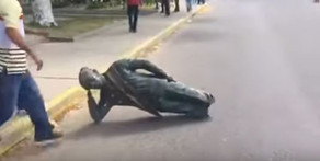 Демонстранты разрушили памятник Уго Чавесу