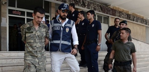 Türkiyədə orduya qarşı əməliyyat: 50 zabit tutuldu