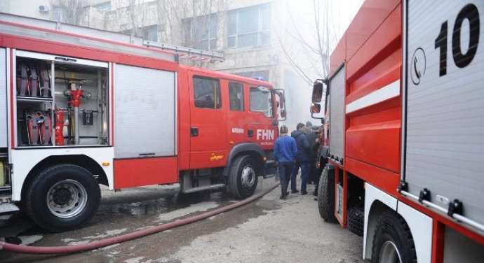 Bakıda bina yanır