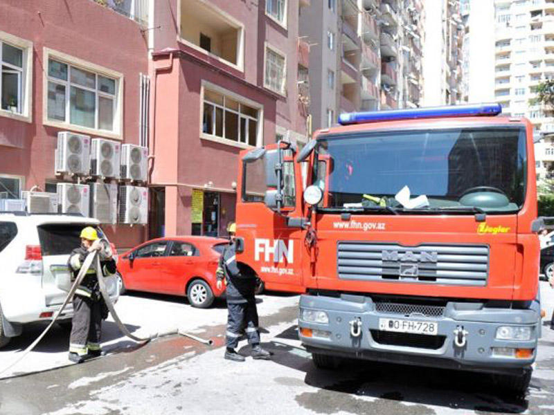 Bakıda bina yandı 