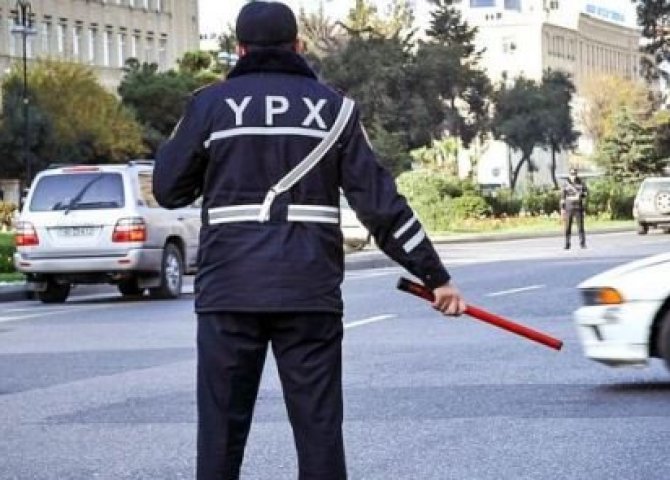 Yol polisi tanınmış şəxsin qızından rüşvət aldı 