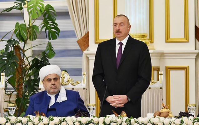 Ильхам Алиев принял участие в церемонии ифтара  - ФОТО