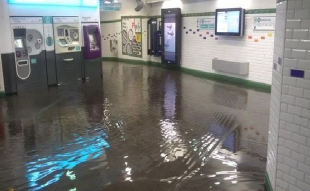 Parisdə metro su altında qaldı - VİDEO
