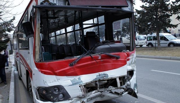 Bakıda marşrut avtobusu piyadanın üstünə çıxdı