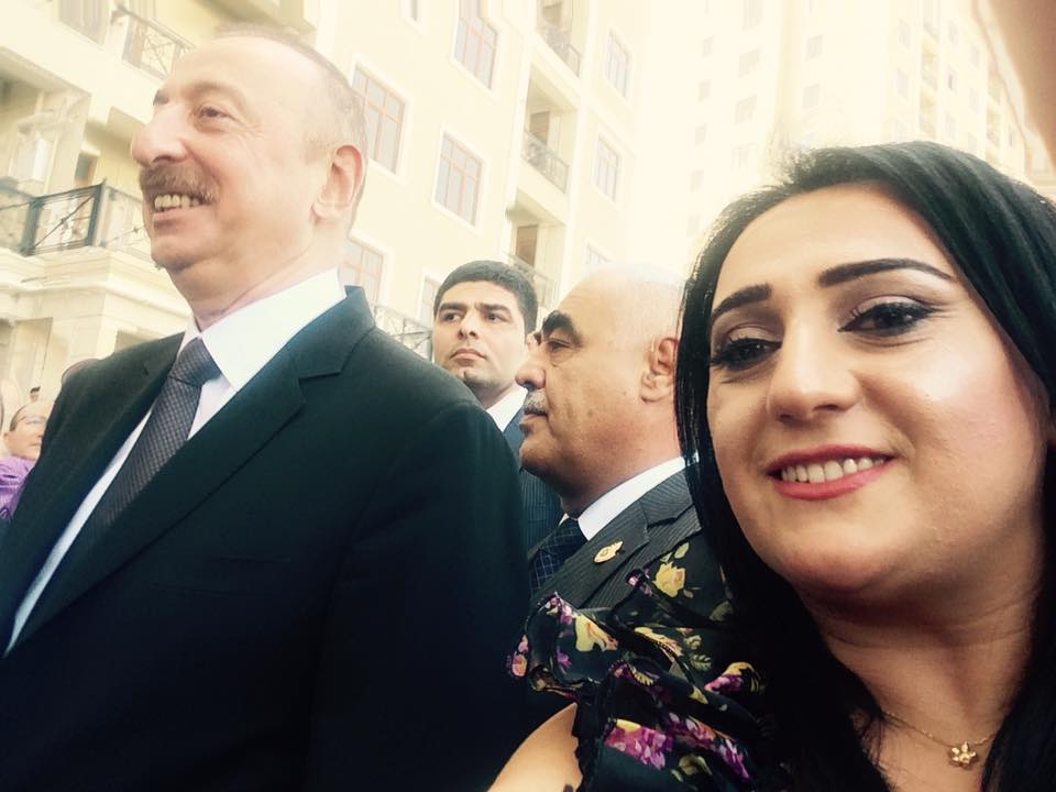 Prezident jurnalistlərlə selfi etdi – Fotolar