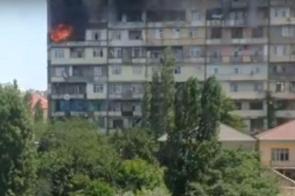 Bakıda bina yanir - RƏSMİ