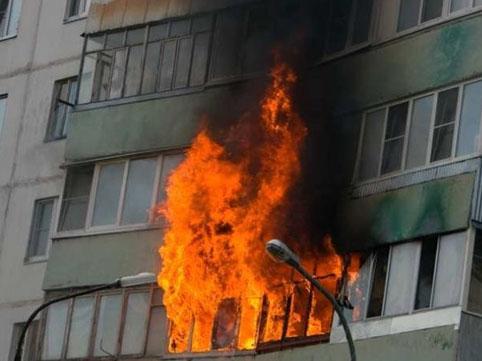 Bakıda çoxmərtəbəli binada yanğın - sakinlər təxliyə edildi