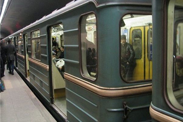 Bakının bu metro stansiyası bir il müddətinə bağlanır