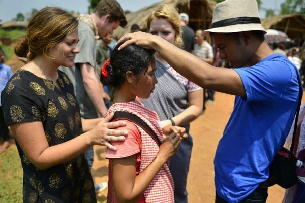 Diqqətli olun: Xristian missionerlərin tələsinə düşə bilərsiniz – FOTO