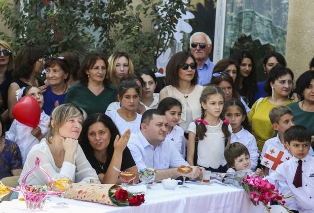 Первая леди Грузии поздравила азербайджанских школьников