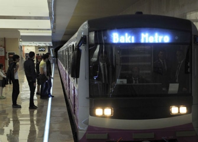 Bakı metrosunda cinayət — Girişdə gənc oğlanı bıçaqladılar - FOTO