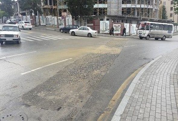 В Баку просела дорога