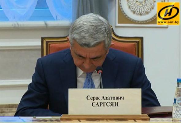 Sarkisyan prezidentlərin görüşündə yatdı - VİDEO